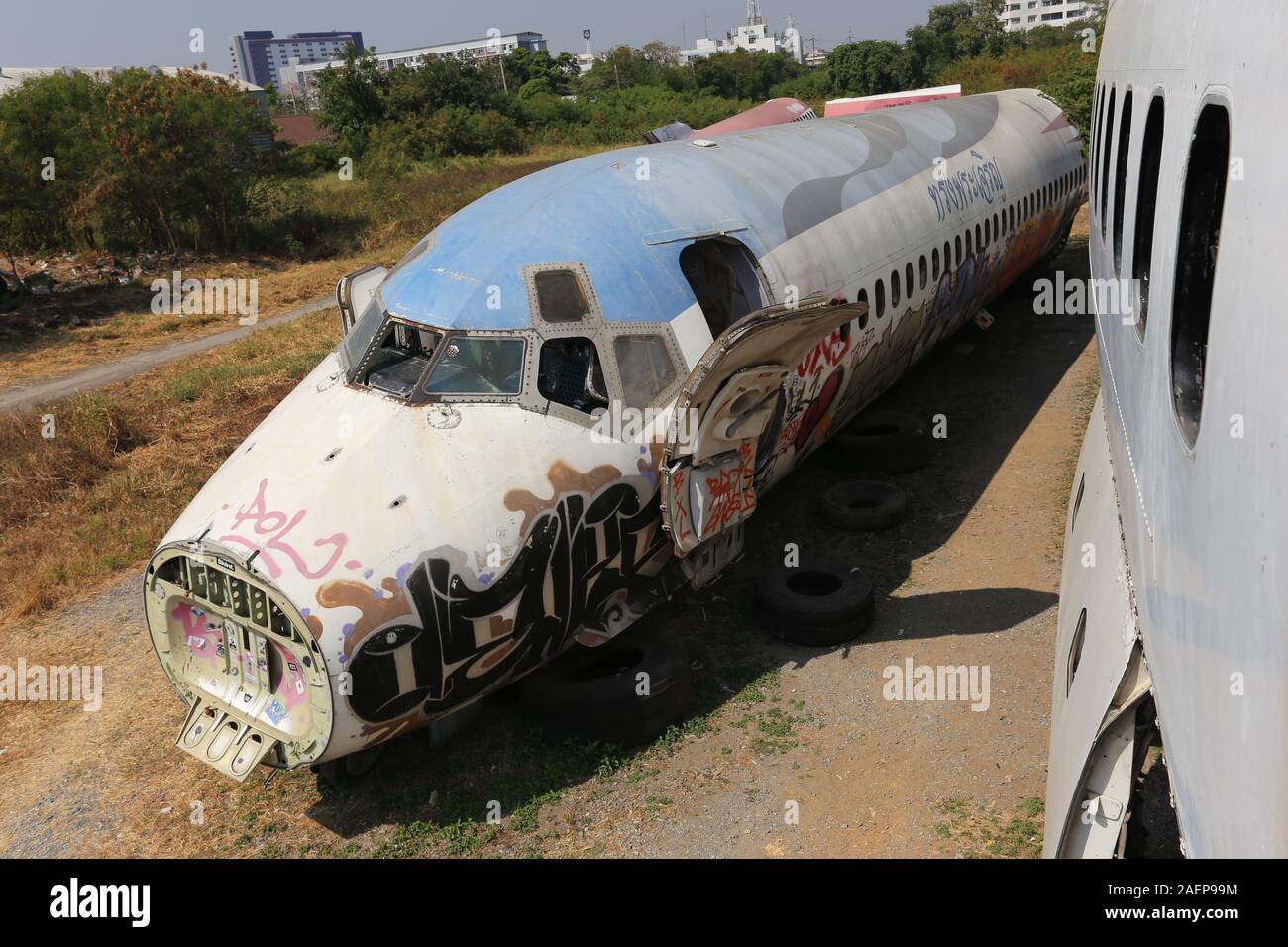 Bangkoks Flugzeug Friedhof beherbergt eine Handvoll Rümpfe und Flugzeugteile, die teilweise durch Graffitti abgedeckt wurden. Stockfoto