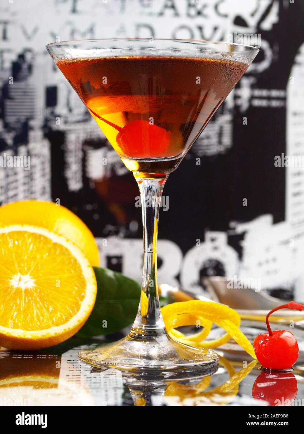 Manhattan Cocktail auf Bar Hintergrund Stockfoto