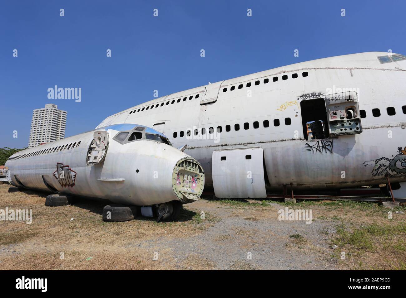 Bangkoks Flugzeug Friedhof beherbergt eine Handvoll Rümpfe und Flugzeugteile, die teilweise durch Graffitti abgedeckt wurden. Stockfoto