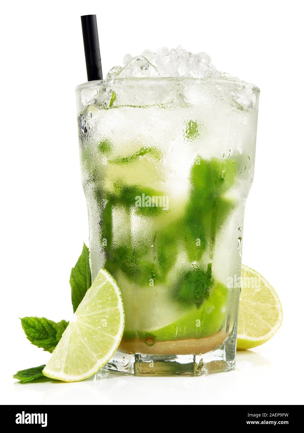 Mojito Cocktails mit Limettensaft und Zucker braun auf weißem Hintergrund Stockfoto