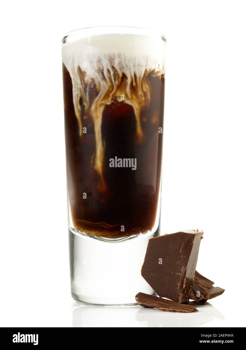 Eiskaffee mit Schokolade auf weißem Hintergrund Stockfoto