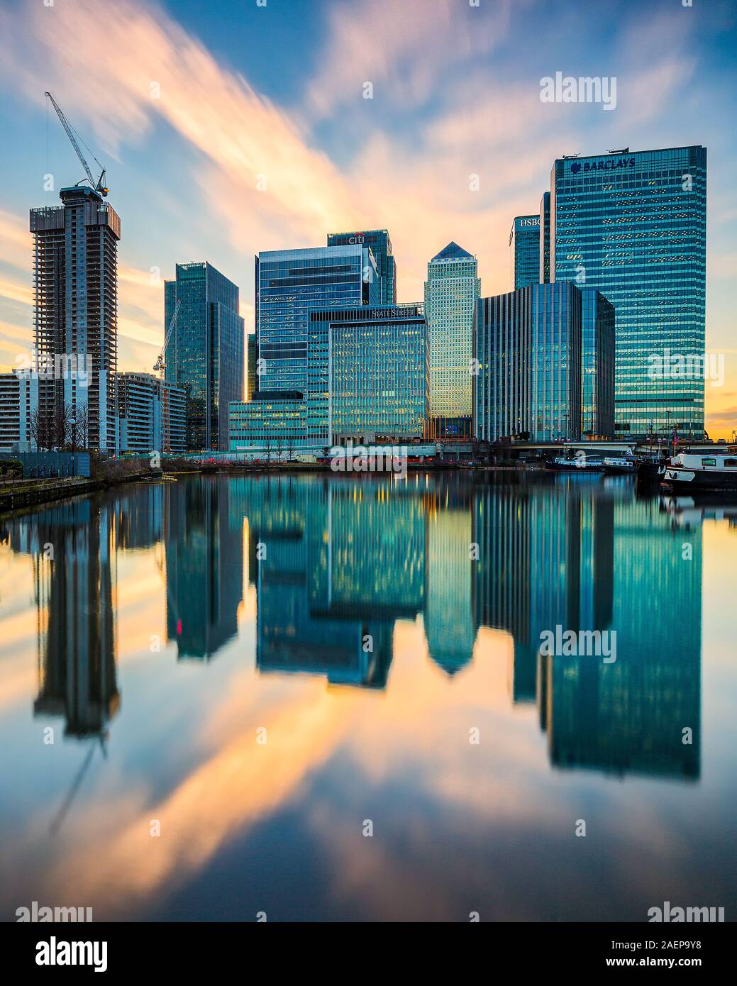 Reflexion von Canary Wharf Wolkenkratzer in Blackwall Basin Stockfoto