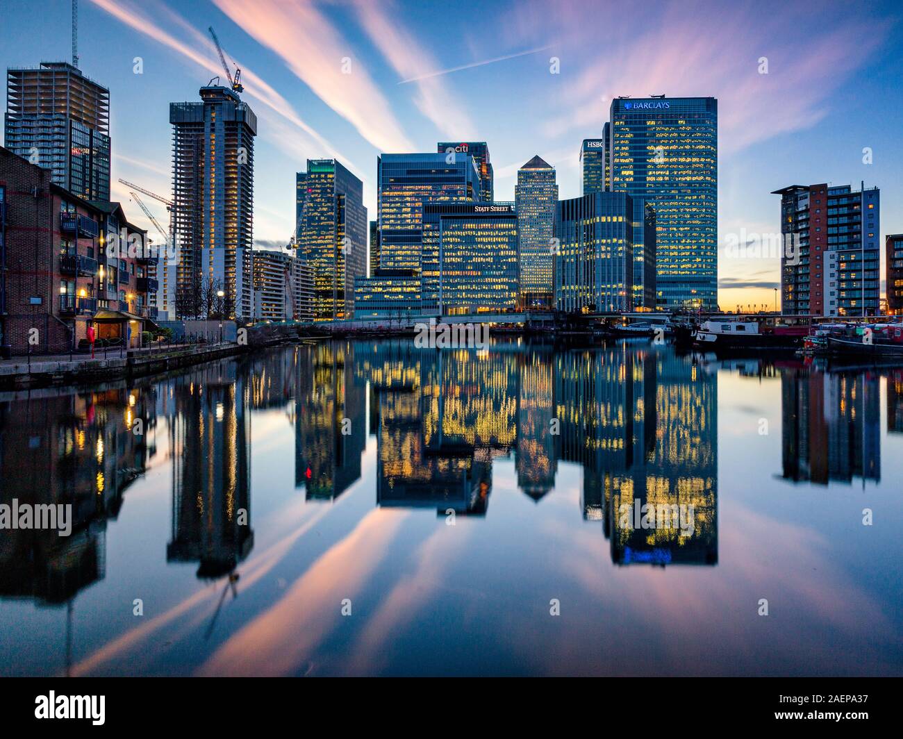 Reflexion von Canary Wharf Wolkenkratzer in Blackwall Basin Stockfoto