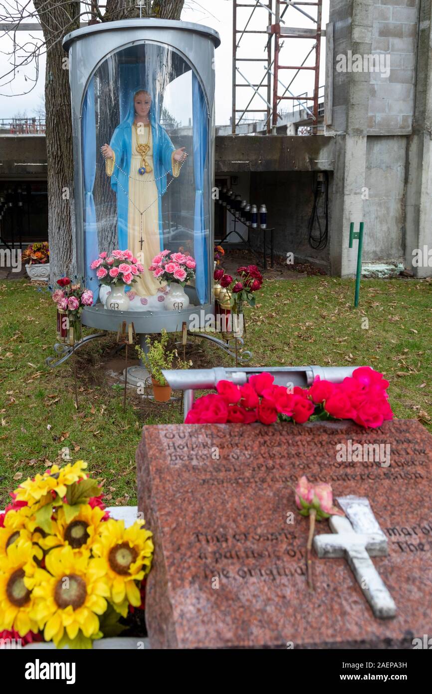 Necedah, Wisconsin - eine Statue der Maria, die Königin des heiligen Rosenkranzes, Mittlerin des Friedens Schrein, manchmal die Necedah Heiligtum genannt. Der Schrein ist ein Stockfoto
