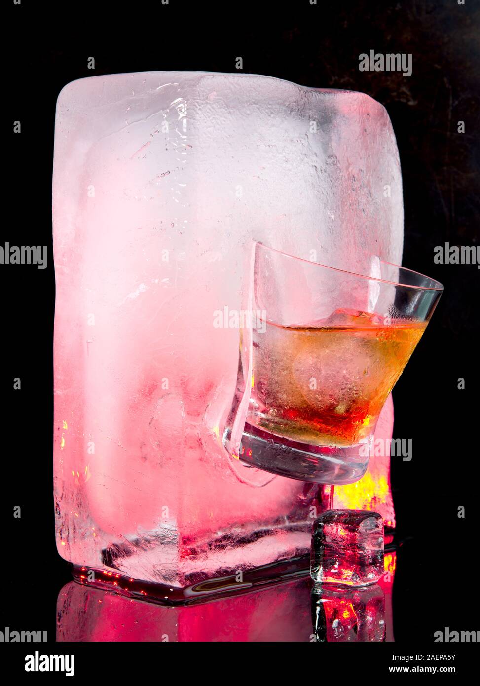 Whisky on the Rocks Glas Ice Cube - Eis schmelzen - Schwarzer Hintergrund Stockfoto