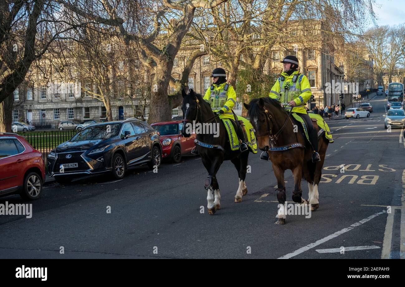 Berittene Polizei Offiziere ihren Weg durch Bad, Somerset, UK. Avon und Somerset Constabulary Offiziere auf Pferd zurück patrouillieren die Straßen von Bath. Stockfoto