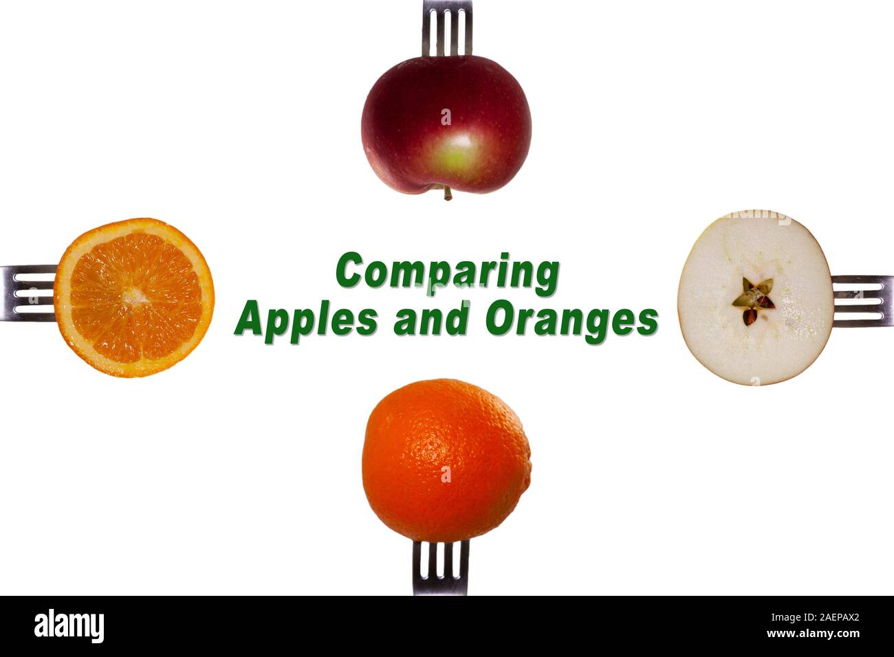 Äpfel und Orangen auf die Gabeln. Äpfel mit Birnen vergleichen. Stockfoto