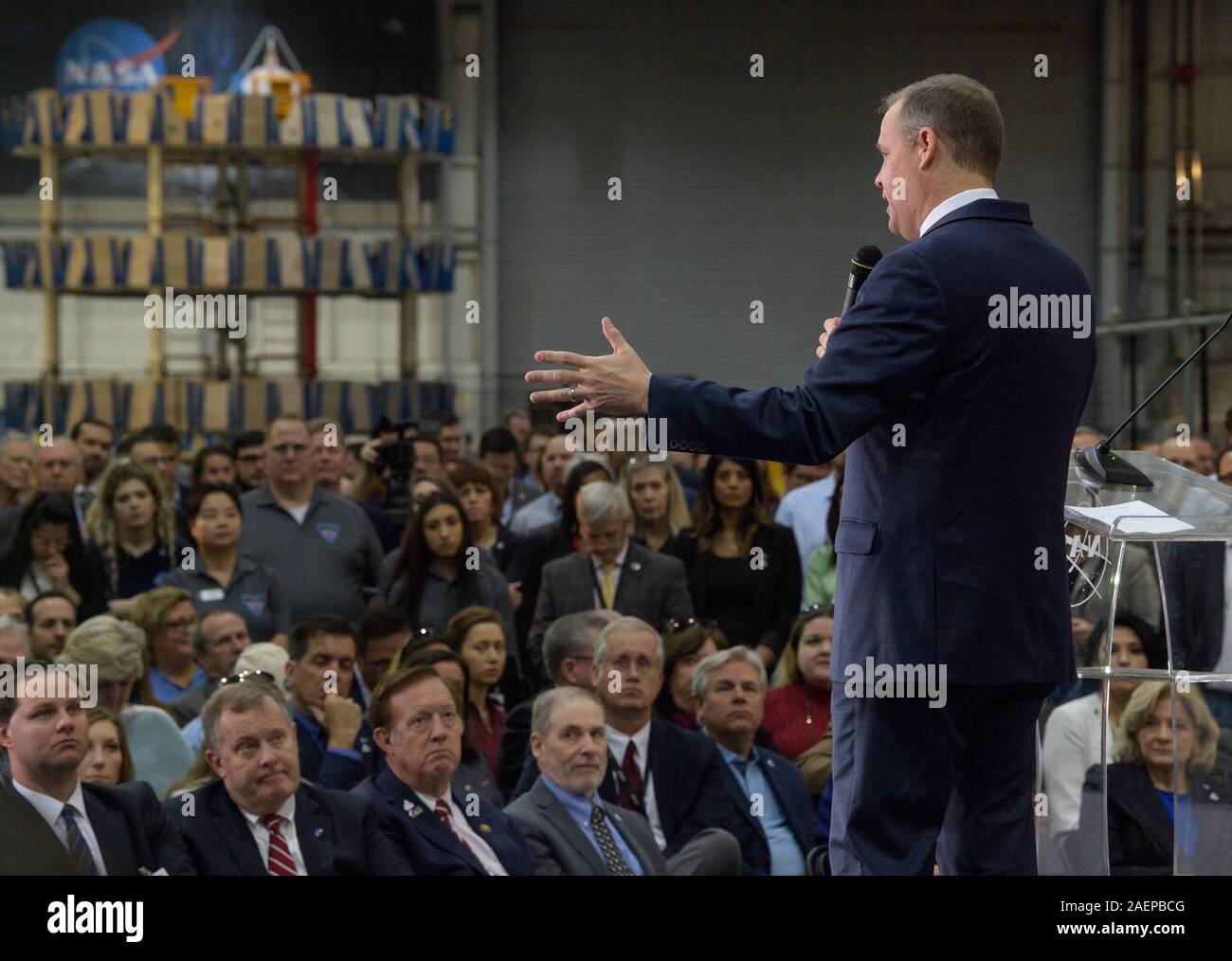 New Orleans, Vereinigte Staaten von Amerika. 09. Dezember 2019. NASA-Administrator Jim Bridenstine, liefert Erläuterungen auf der Artemis-Programm der Michoud Assembly Facility Dezember 9, 2019 in New Orleans, Louisiana. Die Artemis-Programm wird voraussichtlich die erste Frau und Mann auf dem Mond zu landen, die von 2024. Credit: Bill Ingalls/NASA/Alamy leben Nachrichten Stockfoto
