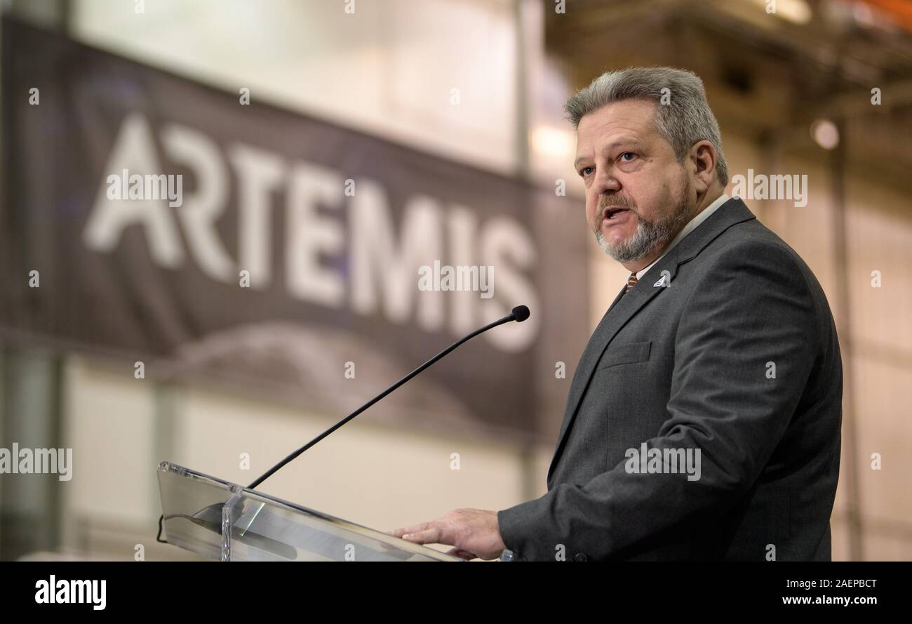 New Orleans, Vereinigte Staaten von Amerika. 09. Dezember 2019. NASA Michoud Assembly Facility Direktor Robert Meister liefert einführenden Bemerkungen auf der Artemis-Programm der Michoud Assembly Facility Dezember 9, 2019 in New Orleans, Louisiana. Die Artemis-Programm wird voraussichtlich die erste Frau und Mann auf dem Mond zu landen, die von 2024. Credit: Bill Ingalls/NASA/Alamy leben Nachrichten Stockfoto