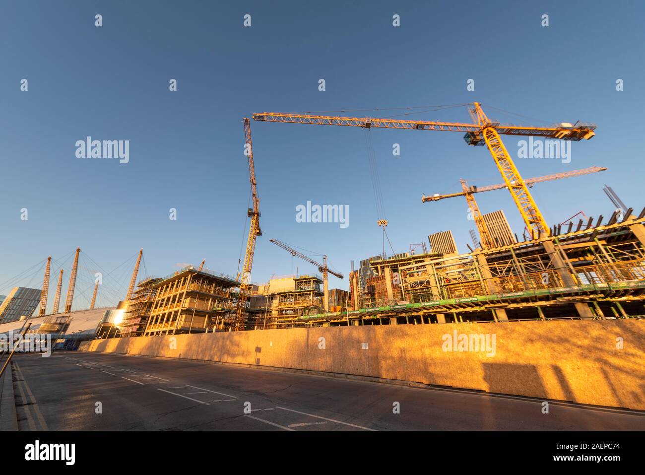 Momentan eine Baustelle auf der Greenwich Peninsula in der Nähe der O2, London, UK. Ritter Drachen, Entwickler, Architekten Verbündete und Morrison. Nachmittag Leuchten Stockfoto