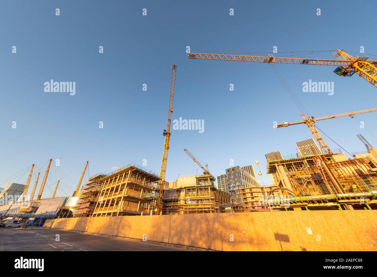 Momentan eine Baustelle auf der Greenwich Peninsula in der Nähe der O2, London, UK. Ritter Drachen, Entwickler, Architekten Verbündete und Morrison. Nachmittag Leuchten Stockfoto