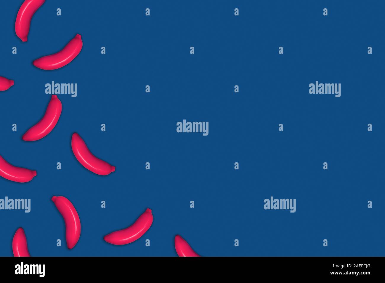 Essen Muster der lackiert rosa Bananen auf klassischen blauen Hintergrund. Stockfoto