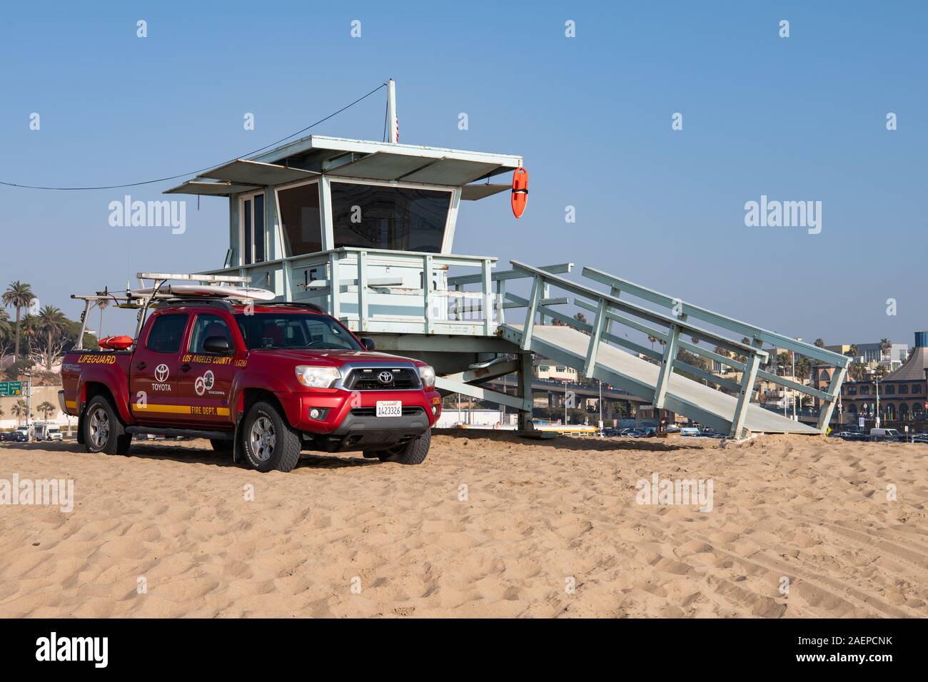 Rettungswagen parkt am Strand von Santa Monica neben dem Rettungsschwimmturm, Kalifornien, USA Stockfoto