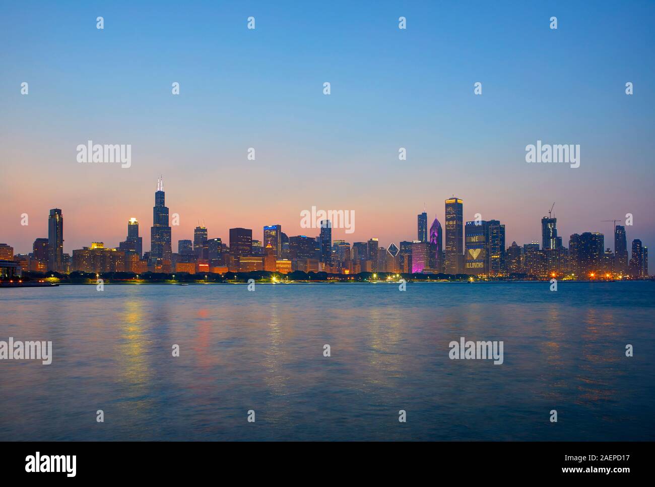 Skyline von Chicago bei Sonnenuntergang, Chicago, Illinois, United States Stockfoto