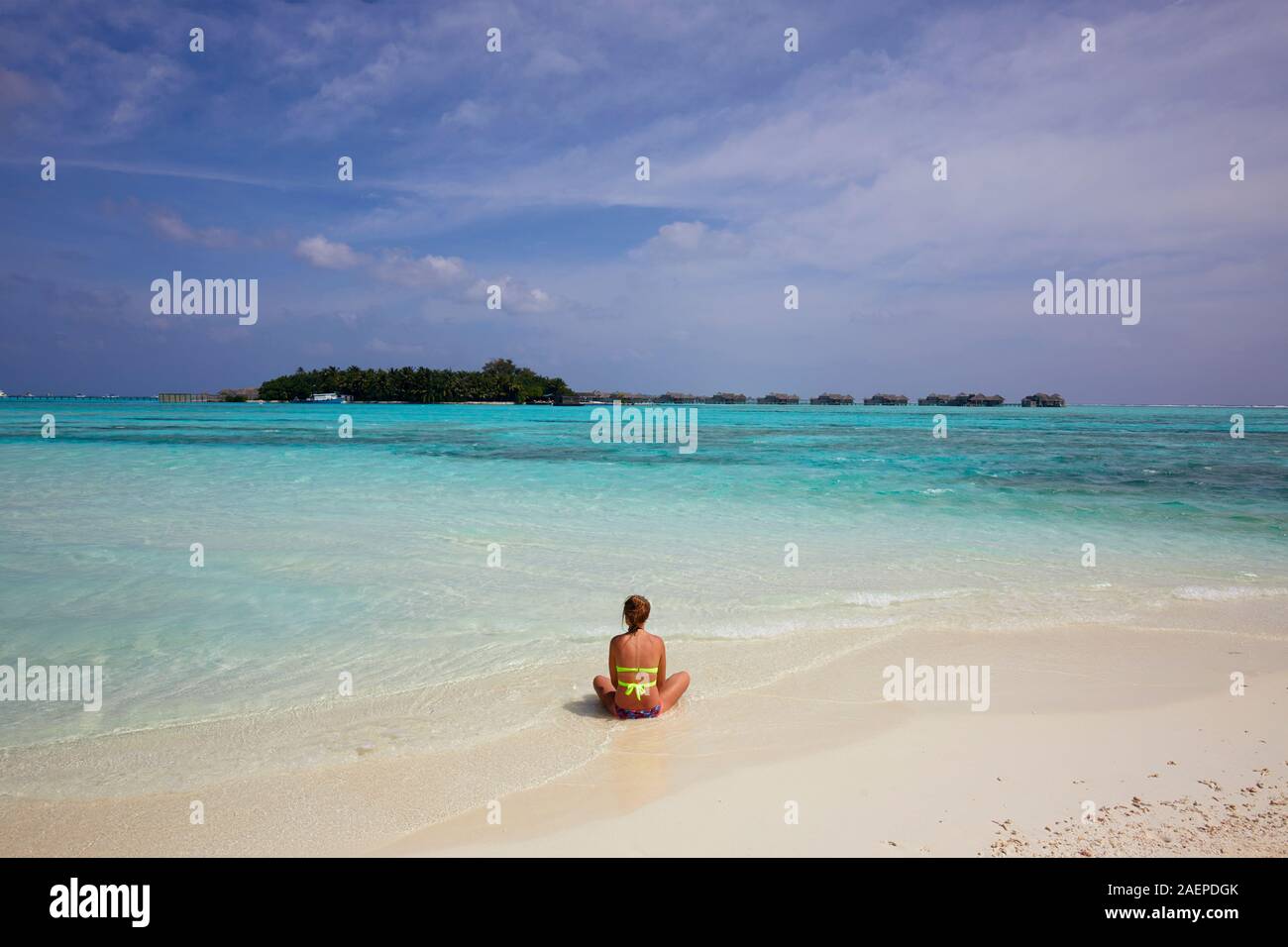 Frau relaxen am Strand von Paradise Island (Malediven Lankanfinolhu), Stockfoto