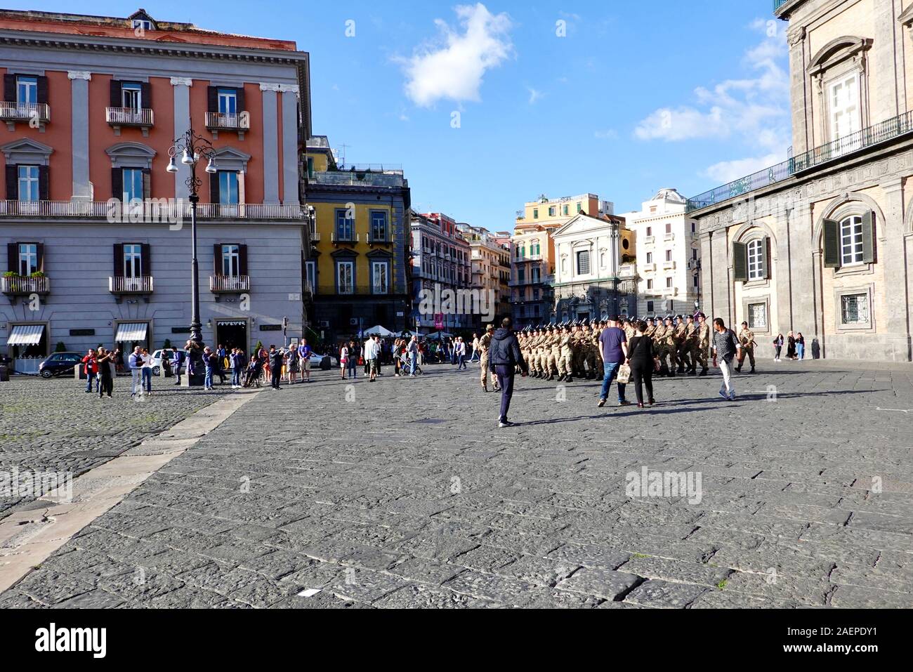 Blick auf Leute, die eine Jugend, Militär squadron in der Ausbildung in der Piazza del Plebiscito, Neapel, Italien. Stockfoto