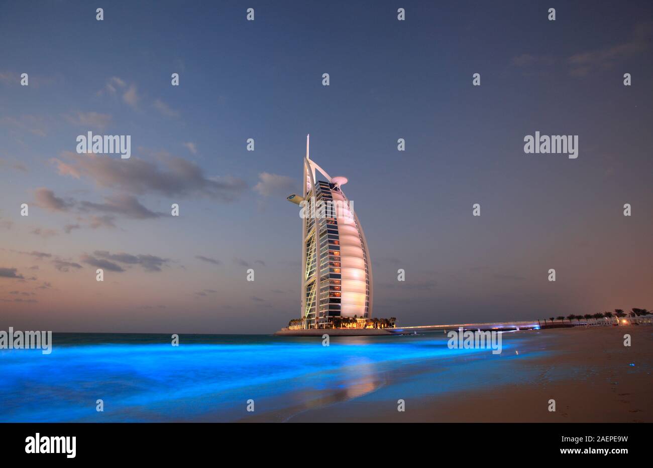 Burj Al Arab Hotel in der Abenddämmerung, Dubai, Vereinigte Arabische Emirate (VAE) Stockfoto