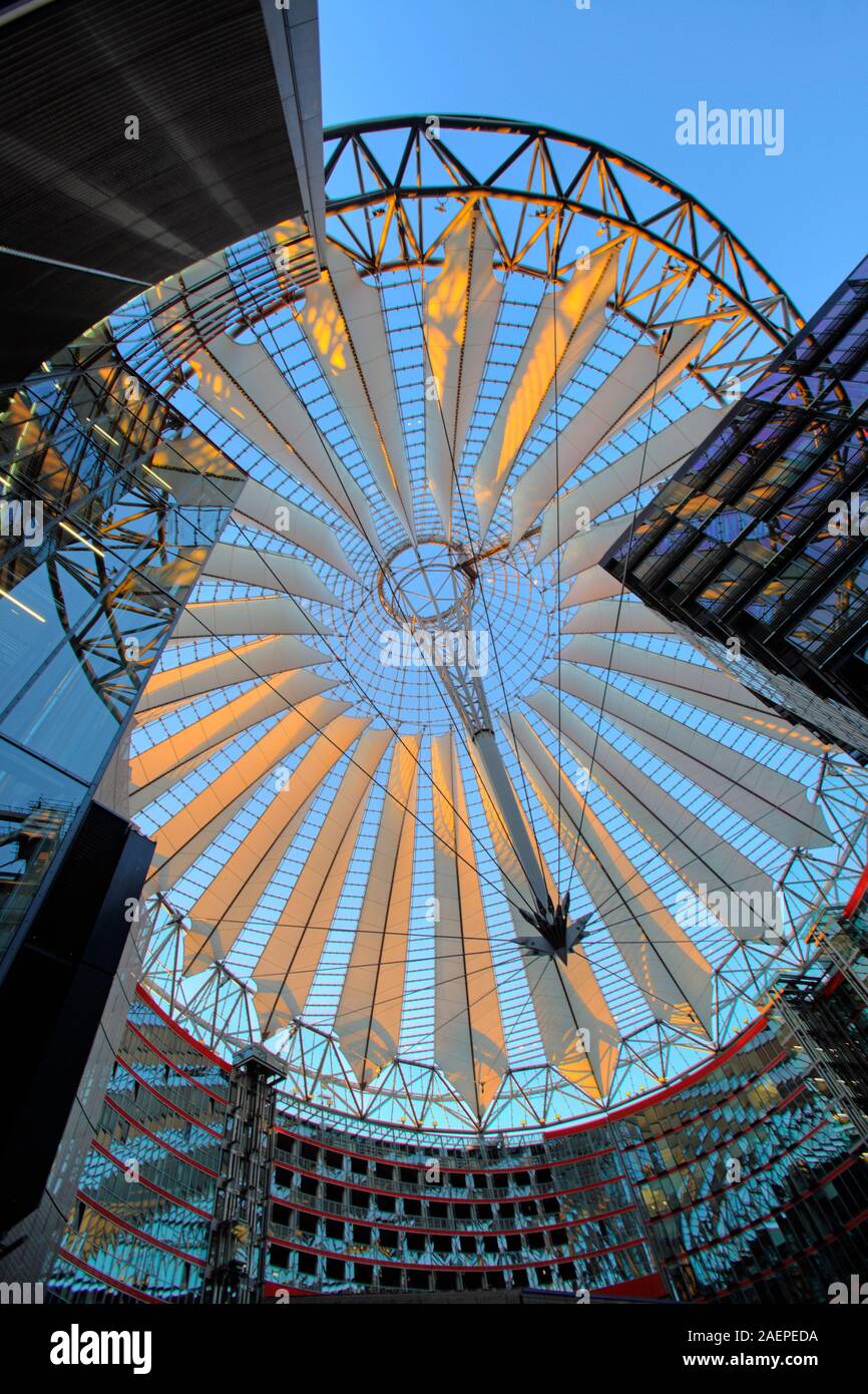 Die modernen Kuppel des Sony-Centers in Postdamer Platz, Berlin, Deutschland Stockfoto