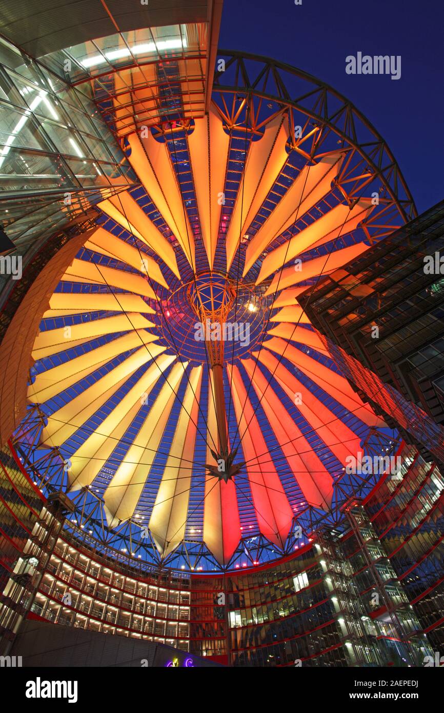 Die modernen Kuppel des Sony-Centers in Postdamer Platz, Nachtbeleuchtung, Berlin, Deutschland Stockfoto