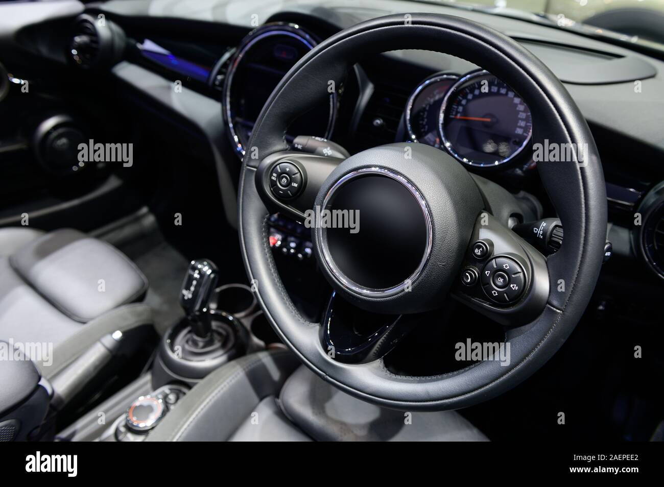 Im luxuriösen Innenraum Armaturenbrett Stockfoto