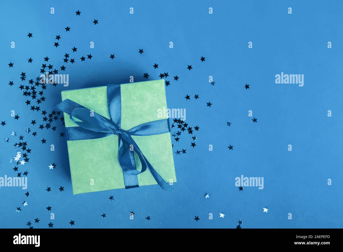Geschenkset mit Band auf dem blauen Hintergrund, Ansicht von oben. Stockfoto