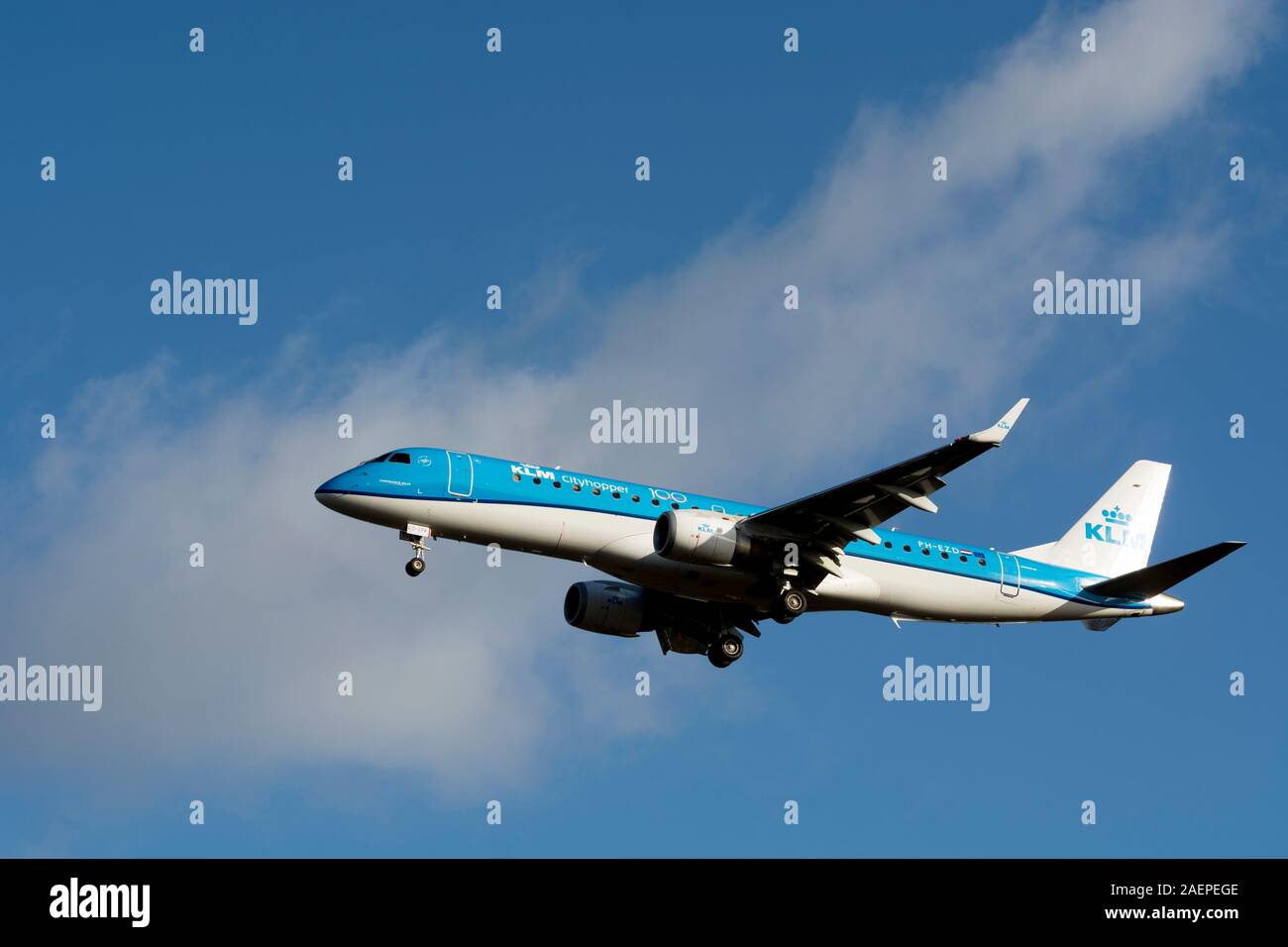KLM Cityhopper Embraer ERJ-190 STD Landung am Flughafen Birmingham, UK (PH-EZH) Stockfoto