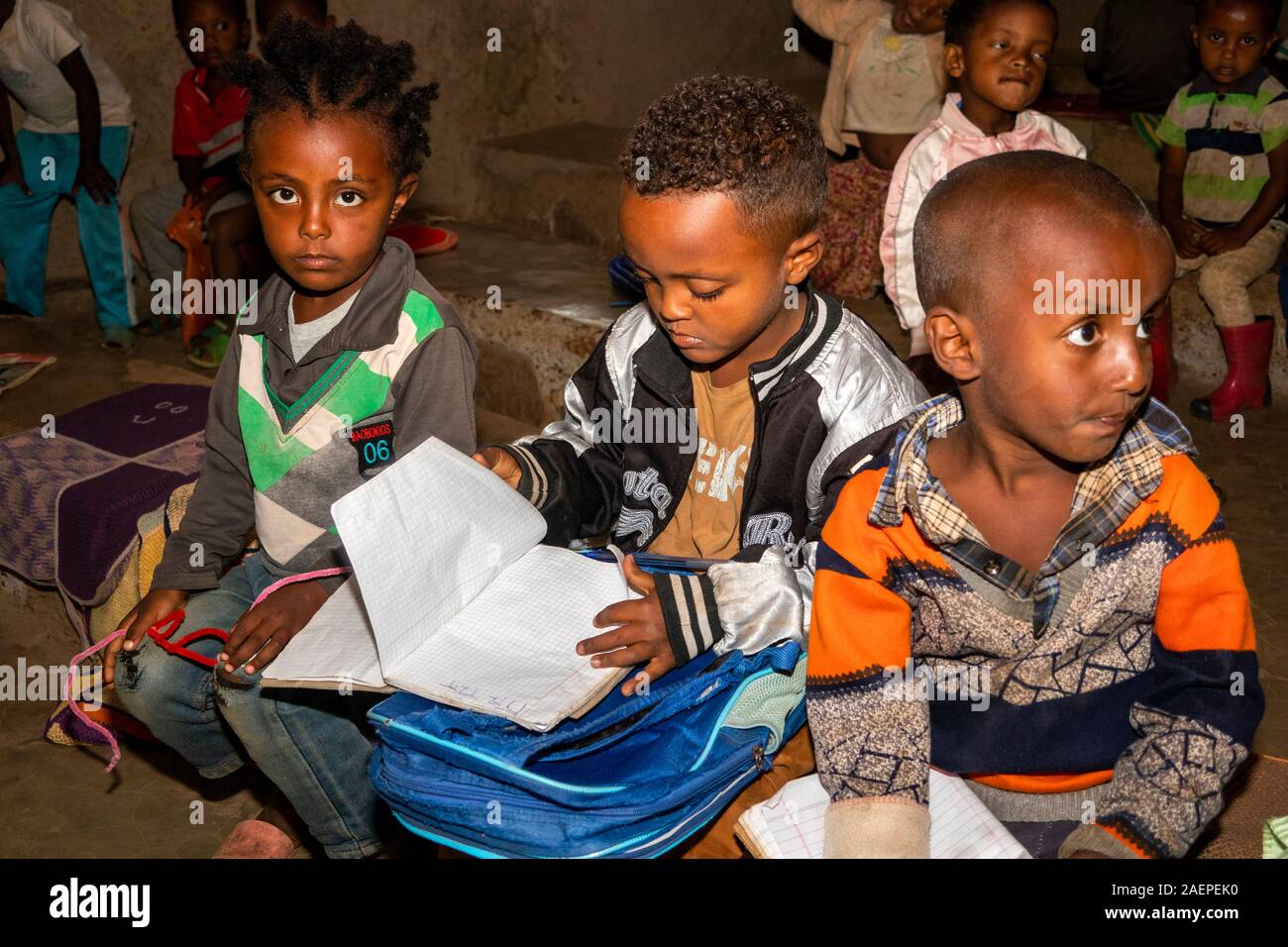 Äthiopien, Amhara-region, Awra Amba, Bildung, Kindergarten Kinder lesen und schreiben lernen Stockfoto