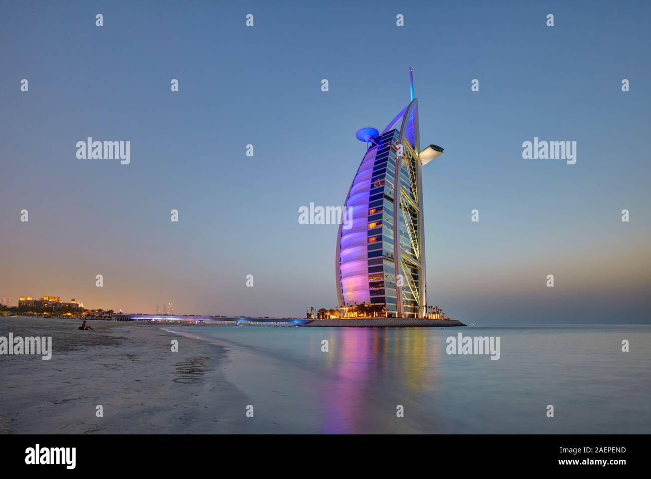 Hotel Burj Al Arab bei Sonnenuntergang, Dubai, Vereinigte Arabische Emirate Stockfoto