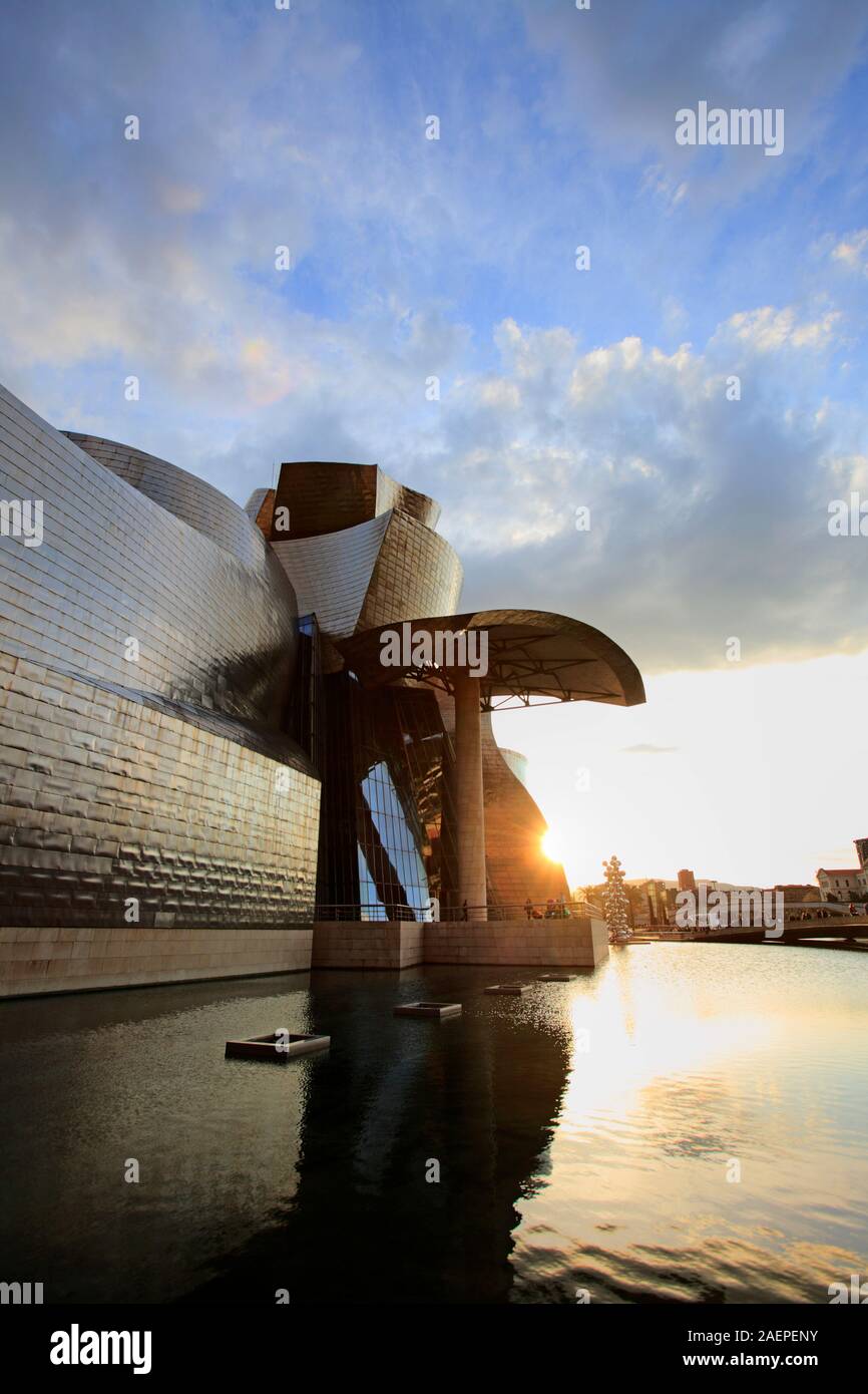 Das moderne Guggenheim-Museum bei Sonnenuntergang, Bilbao, Spanien Stockfoto