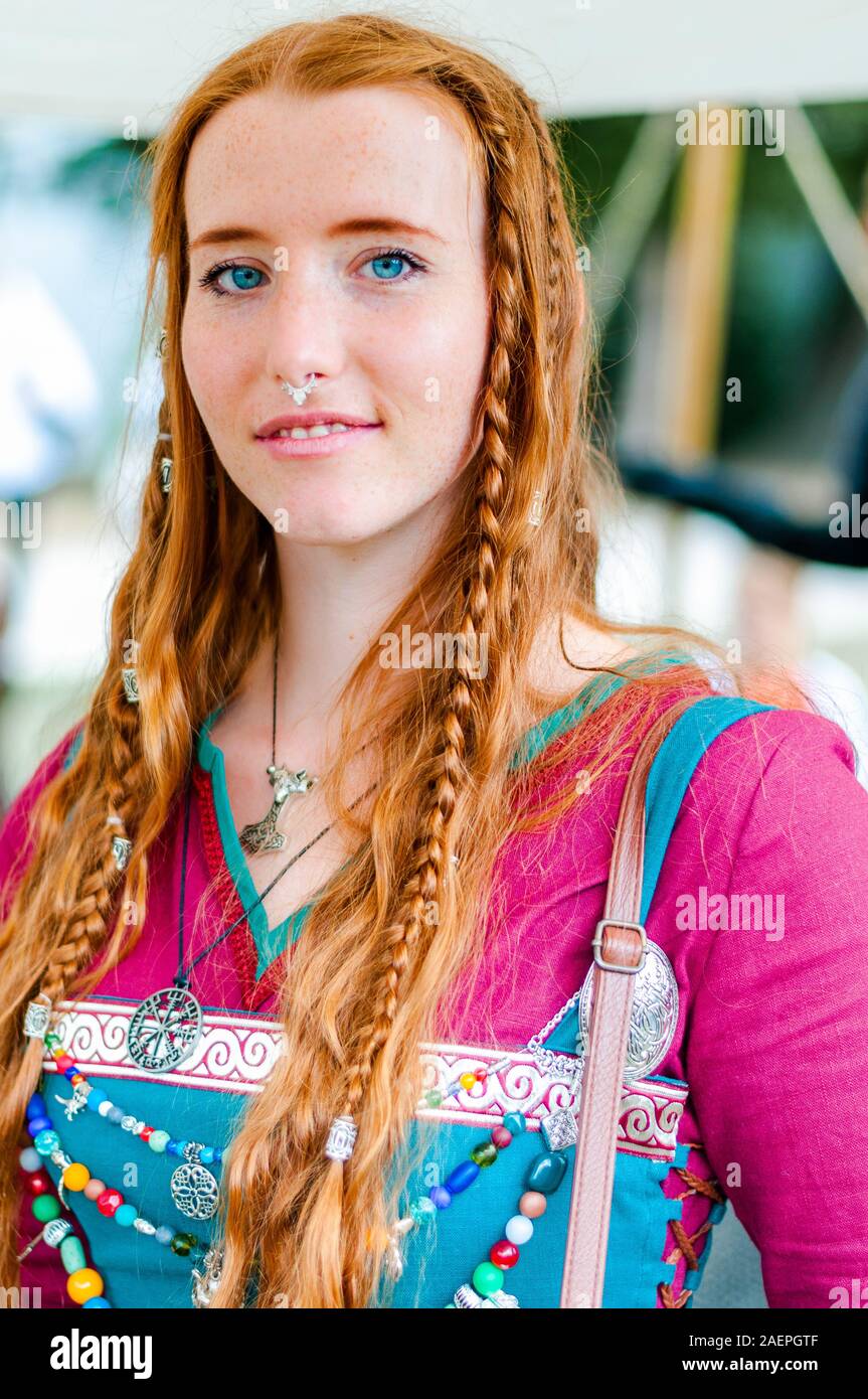 2018-10 06 L'Isle Sur La Sorgue, Frankreich. Rothaarigen weiblichen Viking,  mit blauen Augen, Editorial Stockfotografie - Alamy