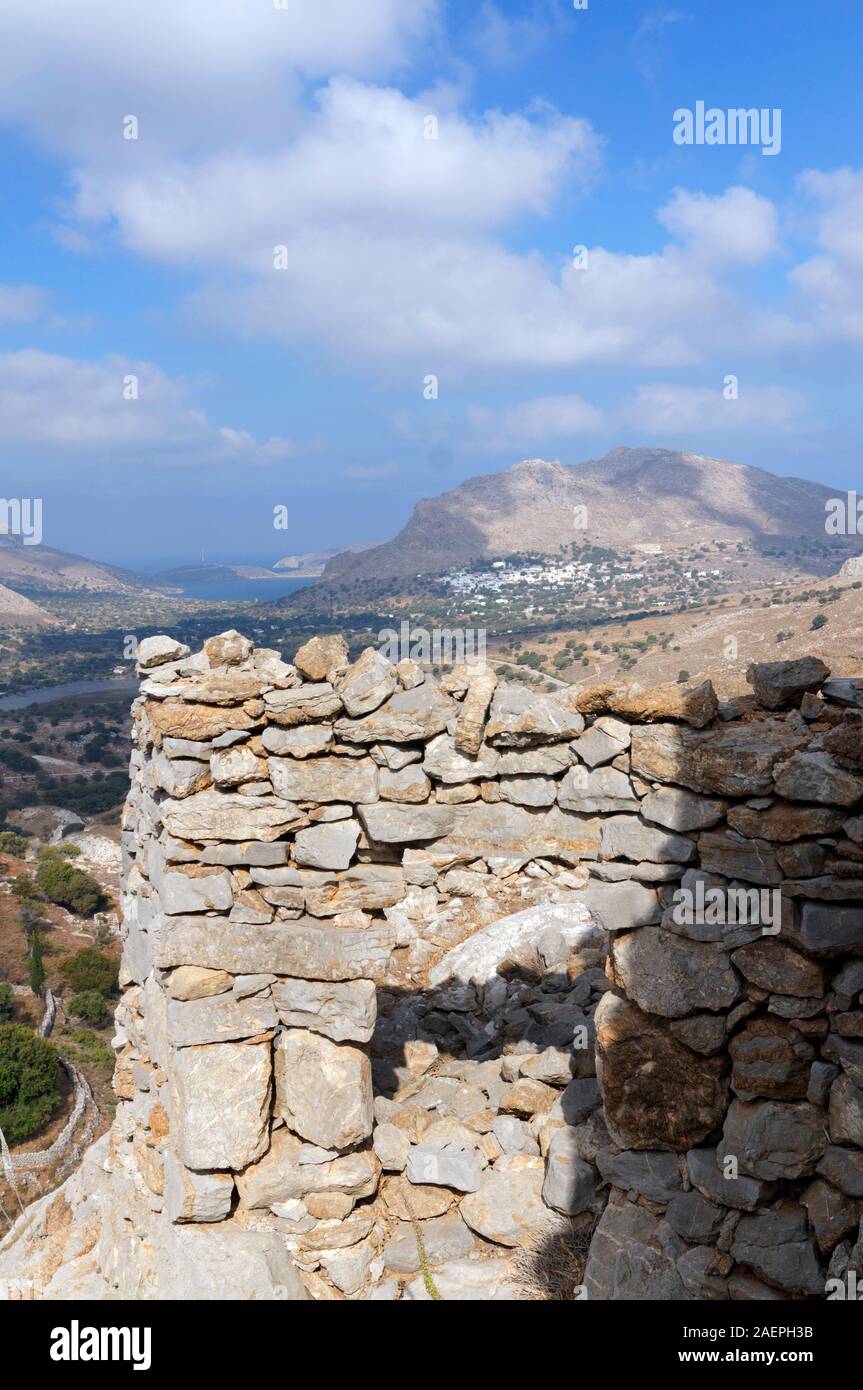 Missaria Burg und die Berge von Tilos, Tilos Island, Dodecanese Inseln, südliche Ägäis, Griechenland. Stockfoto
