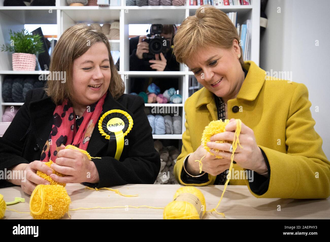 SNP-Chef Nicola Sturgeon (rechts) macht die pom-poms mit SNP Kandidat Kirsten Oswald, da sie in einem knitting Workshop bei einem Besuch der Orry Mühle, Glasgow, während auf der allgemeinen Wahlkampagne Trail. Stockfoto