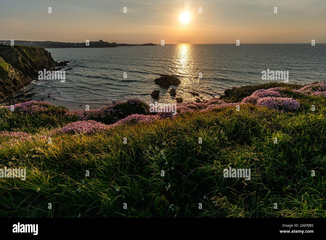 Der goldene Felsen an der Küste von Newquay Strand an der Goldenen Stunde im Süden von Cornwall, England, Vereinigtes Königreich, Großbritannien Stockfoto