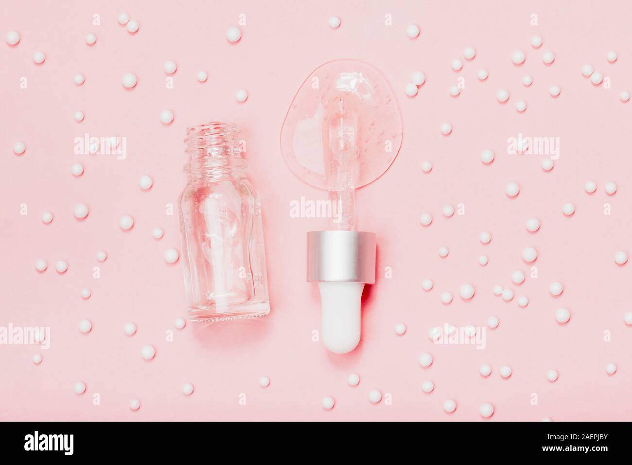 Face serum Close-up auf der angesagten rosa Hintergrund. Kollagen, Hyaluronsäure für die Hautpflege. Errungenschaften der modernen Wissenschaft in der kosmetischen Schönheit zu bewahren. Stockfoto