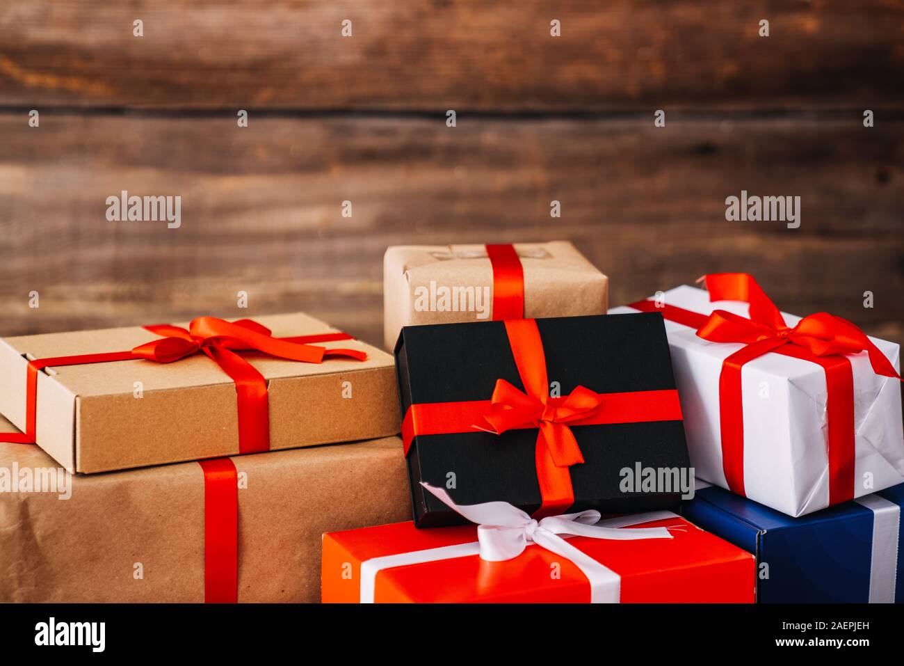 Geschenkbox in verschiedenen Farbe Papier mit Schleife umwickelt. Stockfoto