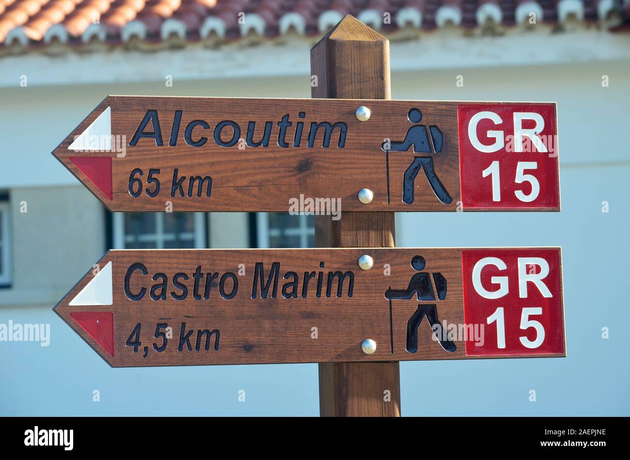 Ein Wegweiser zeigt den langen Wanderweg Grande Rota do Guadiana Stockfoto
