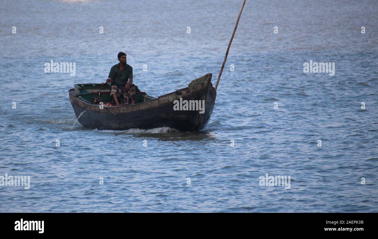 Boote und schiffer sind in Barisal District von Bangladesch in der Mitte der schönen Fluss Stockfoto