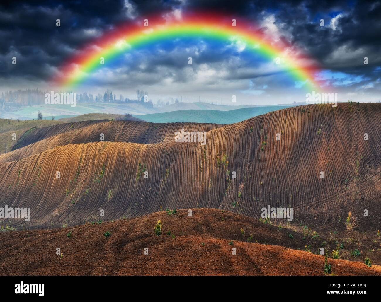 Regenbogen im Feld. malerischen Himmel über ein hügeliges Gebiet. Nach einem Gewitter Stockfoto