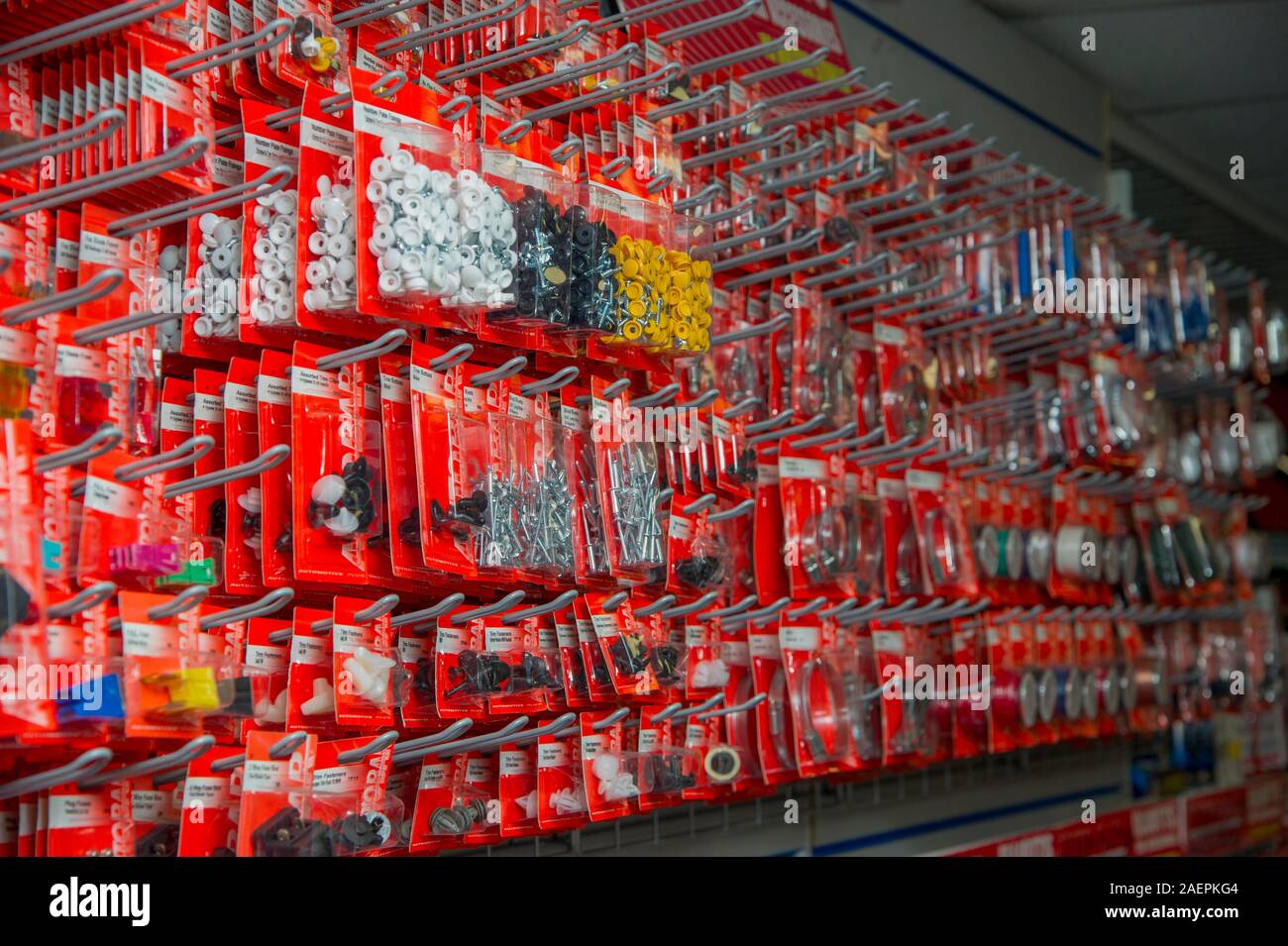 Pakete und kleine Gegenstände zum Verkauf auf Regalen in einem Motor Faktoren shop Stockfoto