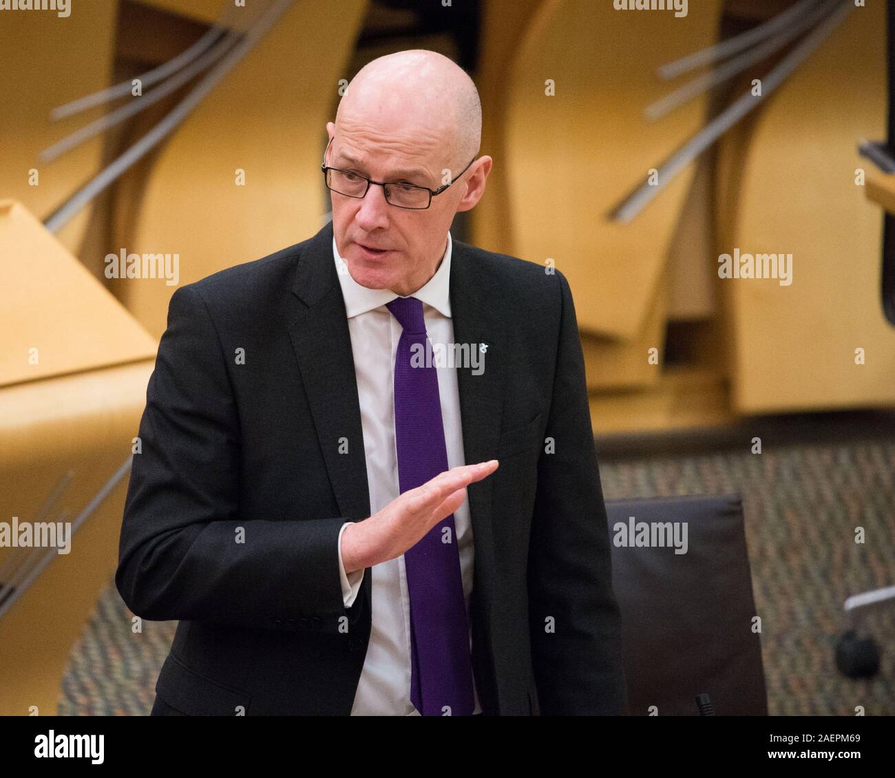 Edinburgh, Großbritannien. 10. Dezember 2019. Bild: John Swinney MSP - Delegieren erster Minister. Szenen aus der Kammer des Schottischen Parlaments. Gesundheit Minister Jeane Freeman gibt ministerielle Erklärung vor dem Parlament in den Patienten Todesfälle bei der Queen Elizabeth University Hospital (QEUH). Credit: Colin Fisher/Alamy leben Nachrichten Stockfoto