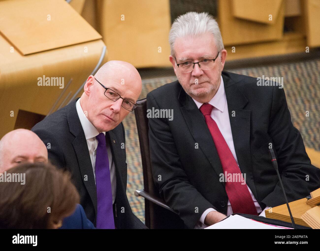 Edinburgh, Großbritannien. 10. Dezember 2019. Bild: (links) John Swinney MSP - Delegieren erster Minister, (rechts) Michael Russell MSP-Minister für die Verfassung. Szenen aus der Kammer des Schottischen Parlaments. Gesundheit Minister Jeane Freeman gibt ministerielle Erklärung vor dem Parlament in den Patienten Todesfälle bei der Queen Elizabeth University Hospital (QEUH). Credit: Colin Fisher/Alamy leben Nachrichten Stockfoto