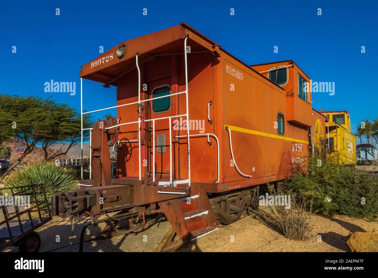 Santa Fe Caboose #25599 auf der Western America Railroad Museum am Harvey Haus Railroad Depot in der Nähe von Route 66 in Barstow, Kalifornien, USA [No Stockfoto