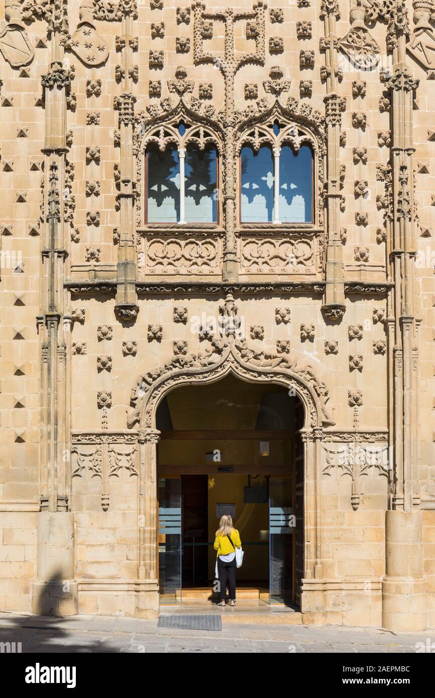 Fassade des Palastes Jabalquinto, Baeza, Provinz Jaen, Andalusien, Spanien. Der Palast beherbergt die Antonio Machado Campus der Internationalen Stockfoto