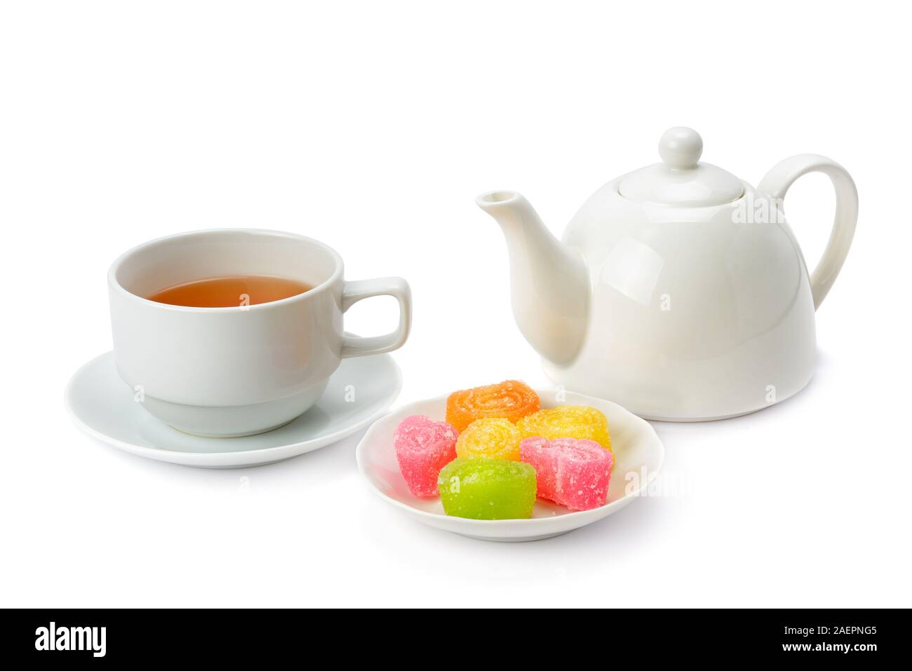 Teekanne, Tee in eine Tasse und jujube auf weißem Hintergrund. Stockfoto