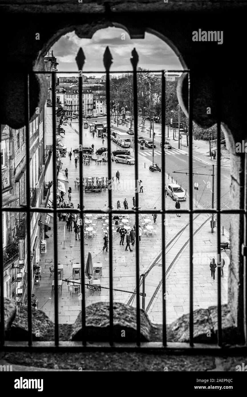 Street Scene aus dem Fenster der Clerigos Turm, Clerigos Kirche, Vitoria, Porto, Nordportugal, Portugal gesehen Stockfoto