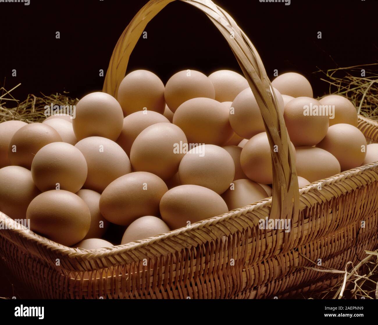 Korb mit Eiern aus Freilandhaltung. Stockfoto