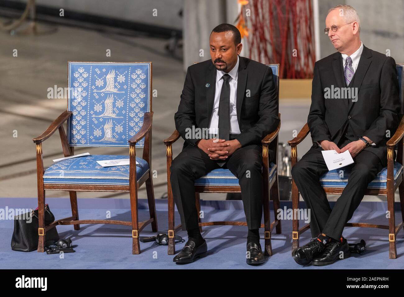 Oslo, Norwegen. 10. Dez 2019. Ahamd Abiy Premierminister Äthiopiens, Henrik Syse, Norwegische Nobelpreiskomitee Vice Chair von Norwegen aufmerksam zuhören Während der Rede von Berit Reiss-Andersen, Vorsitzender des norwegischen Nobelkomitees am Friedensnobelpreis Zeremonie an der Osloer Rathaus. Credit: Nigel Waldron/Alamy leben Nachrichten Stockfoto