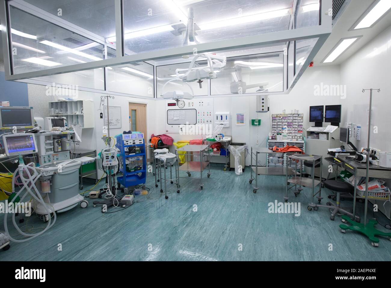 Eine NHS Operationssaal bereit für eine Operation. Das Theater hat sich gewaschen und gereinigt und die Ausrüstung wurde geprüft. Stockfoto