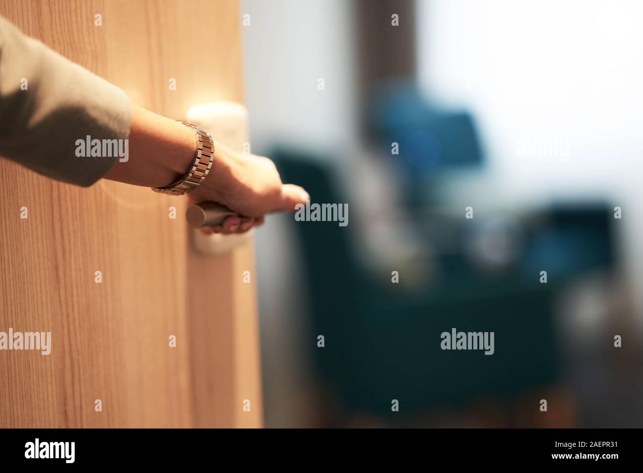 Halb offene Tür eines Hotel Schlafzimmer mit Hand Stockfoto
