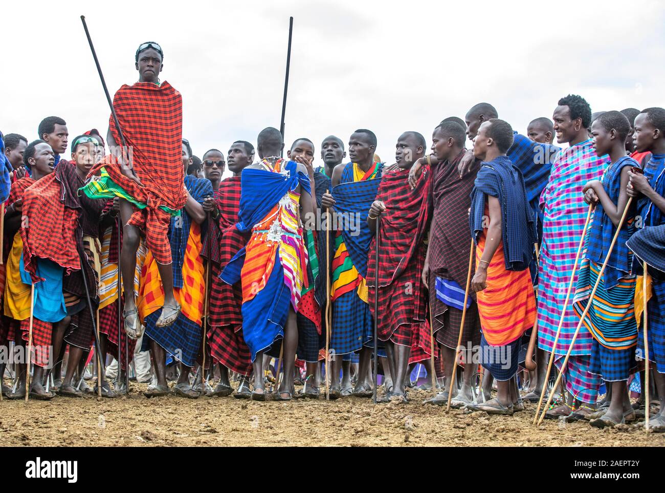 Gleichen, Tansania, 5. Juni, 2019: Masai Krieger, Springen beeindruckende haights Damen zu beeindrucken Stockfoto